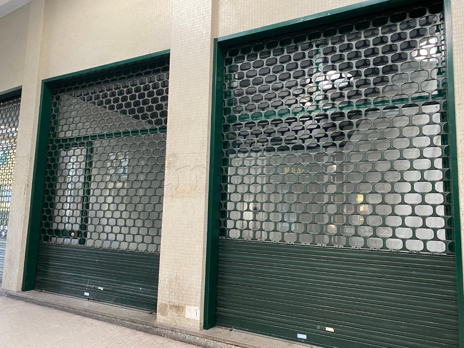 MAGENTA: CENTRALISSIMO UFFICIO CON 2 VETRINE € 800