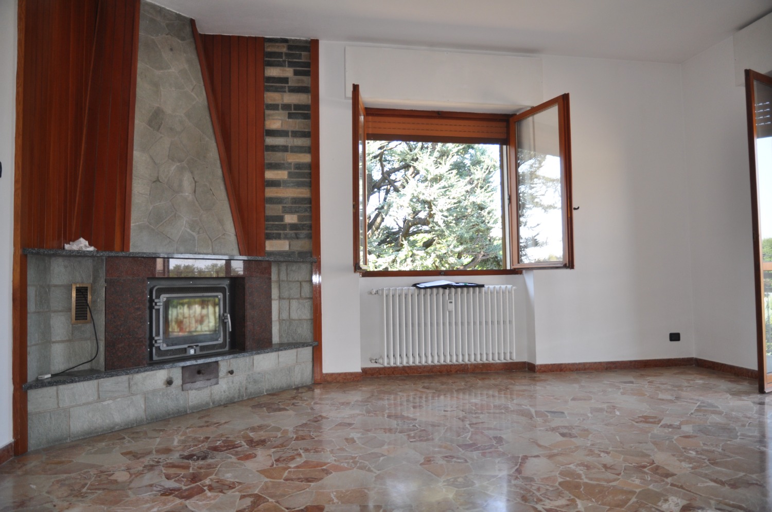 MARCALLO: AMPIO 3 LOCALI CON CAMINO € 110.000