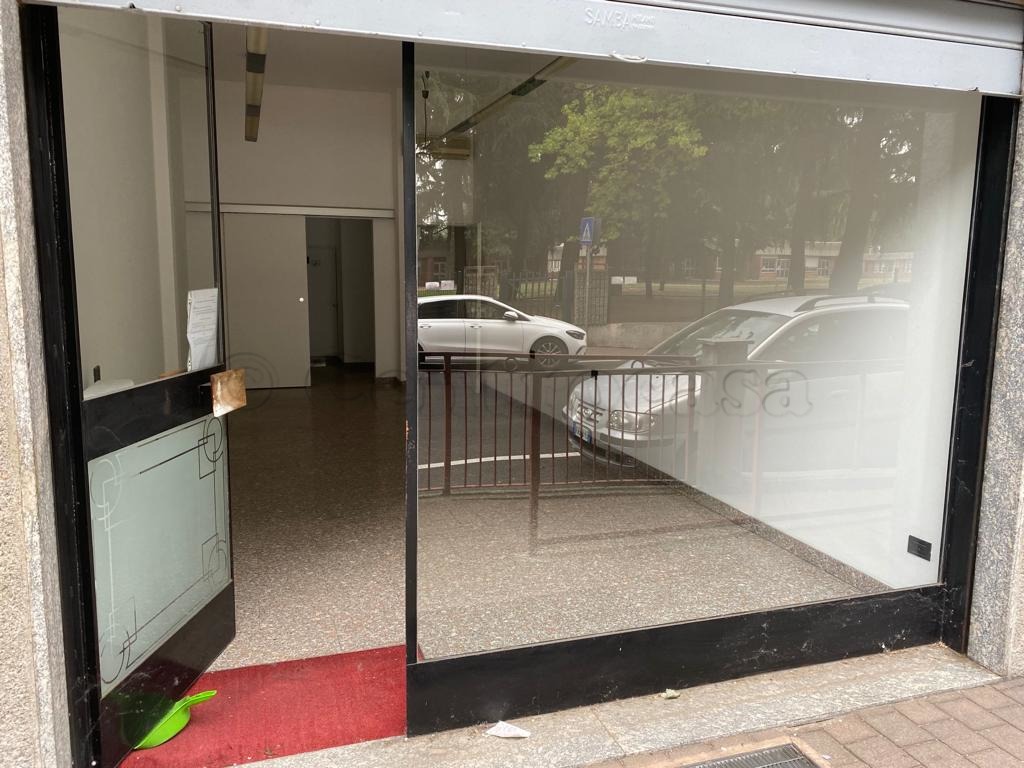 MAGENTA: NEGOZIO CON VETRINA IN CENTRO € 700