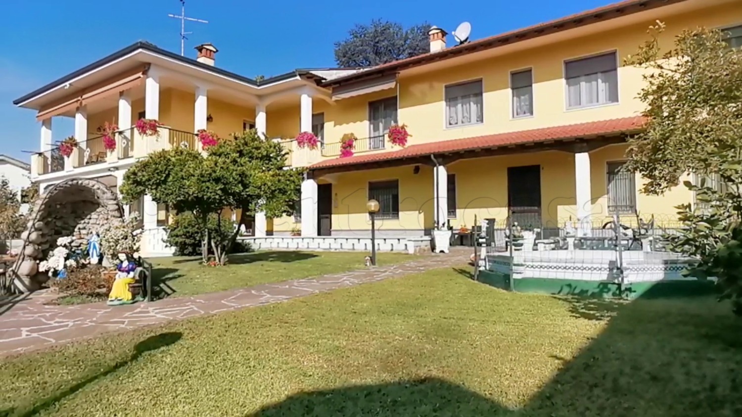 BORGOLAVEZZARO - INTERA VILLA BIFAMILIARE