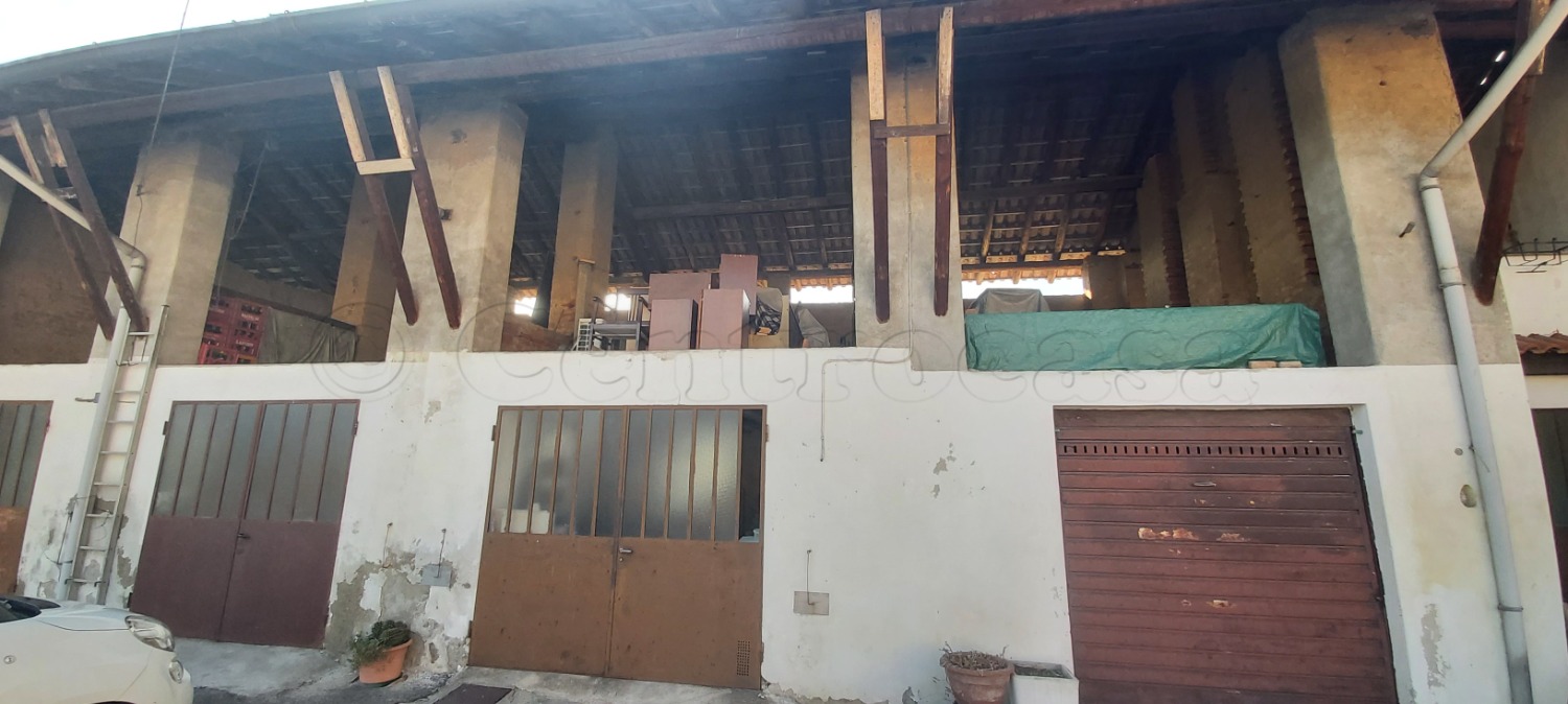 CORBETTA: RUSTICO CON GIARDINO E BOX € 39.000