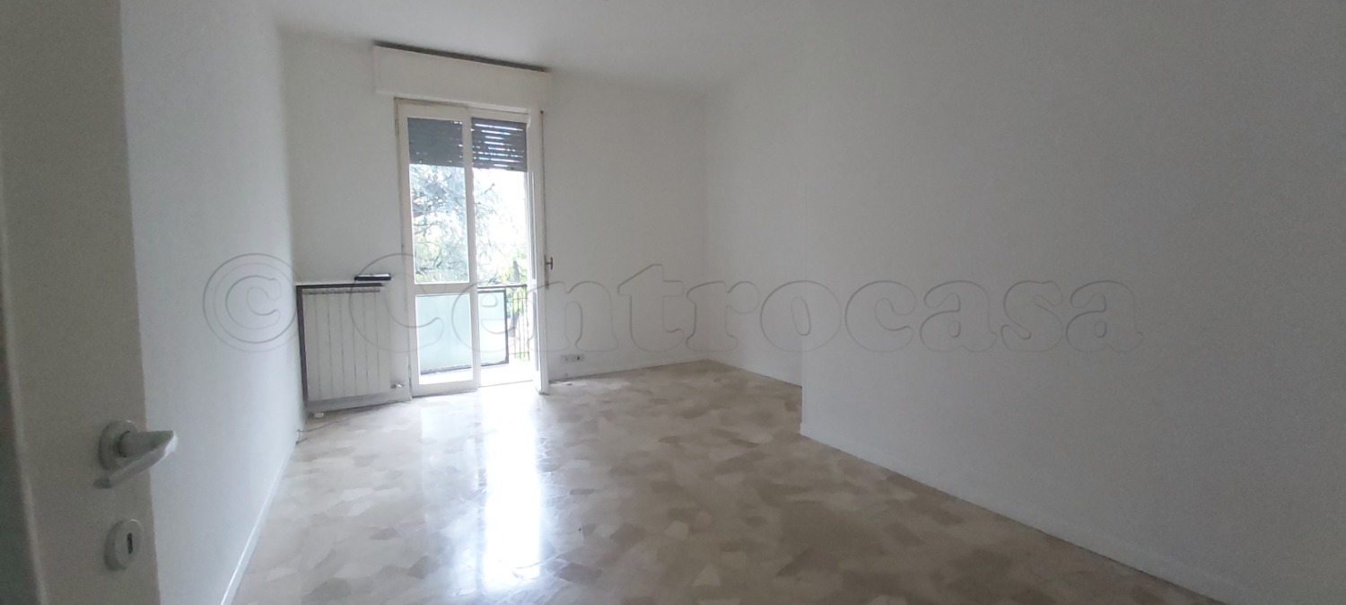 CORBETTA: 3 LOCALI NON ARREDATO + BOX € 700