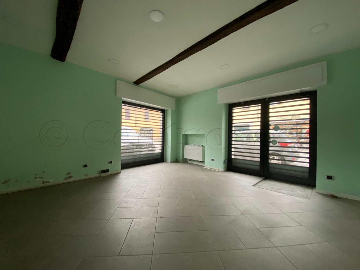 UA206 MAGENTA CENTRO: UFFICIO CON 2 VETRINE € 980