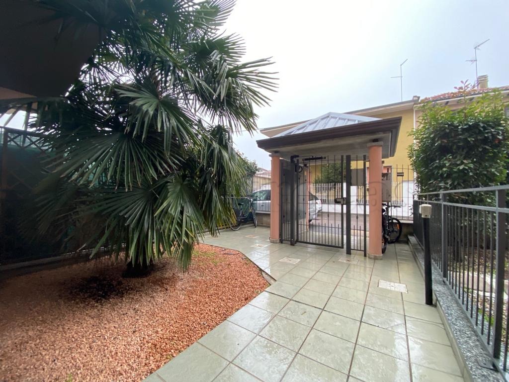 MAGENTA: TRILOCALE RECENTE+ DOP. SERVIZI ARREDATO € 650