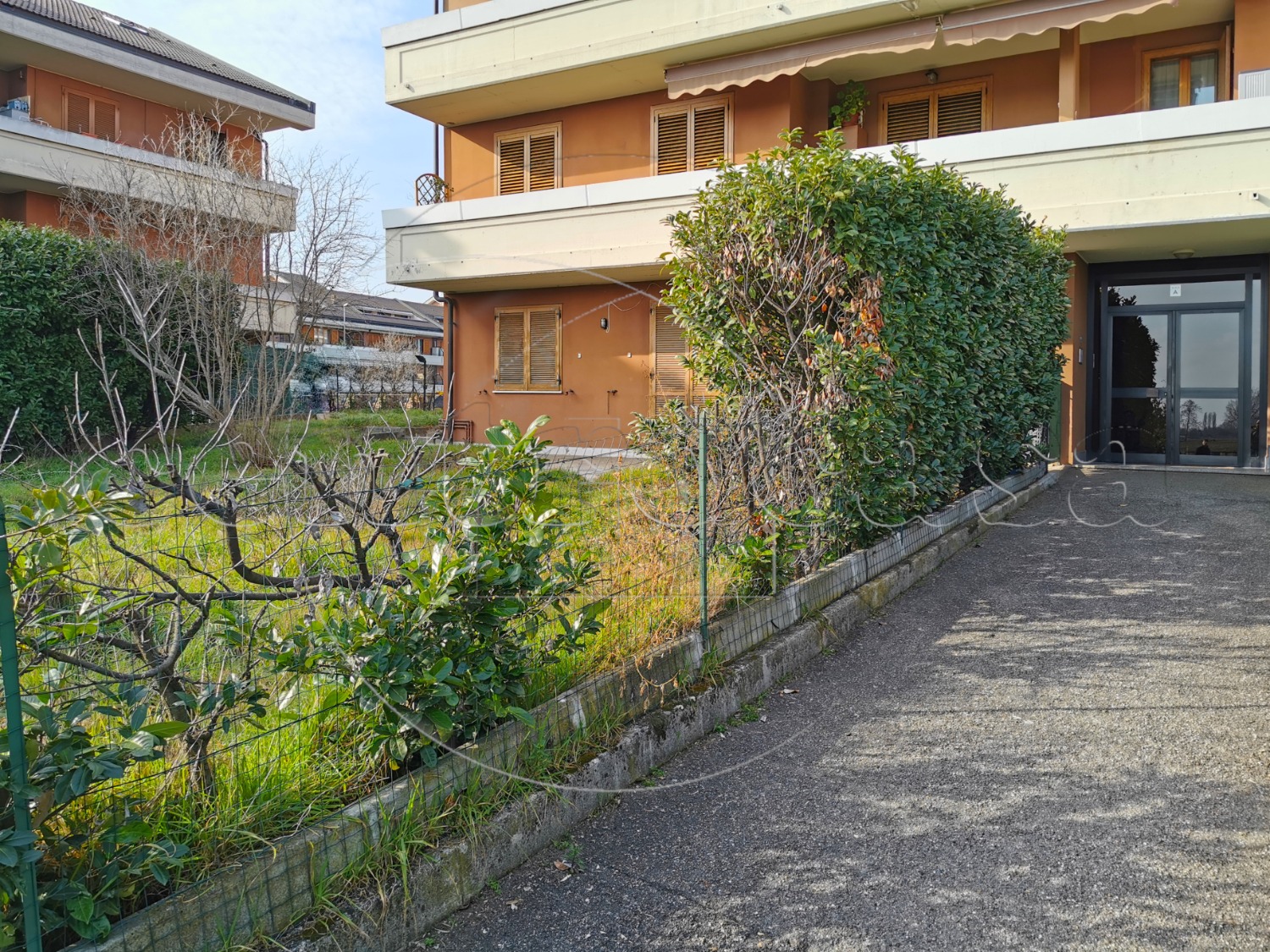 MAGENTA: AMPIO 2 LOCALI CON GIARDINO + CANTINA €125.000