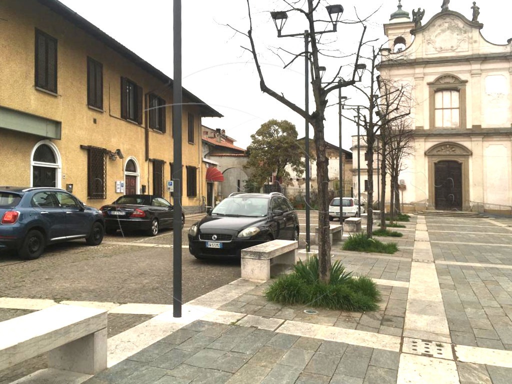 CANEGRATE: 2 LOCALI IN CORTE + BOX €.500