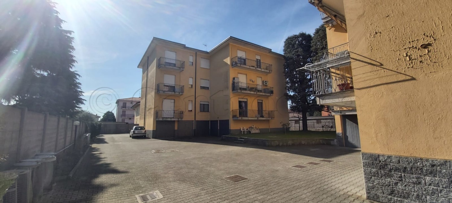 MARCALLO C/C - AMPIO  2 LOCALI VUOTO + CANTINA € 500