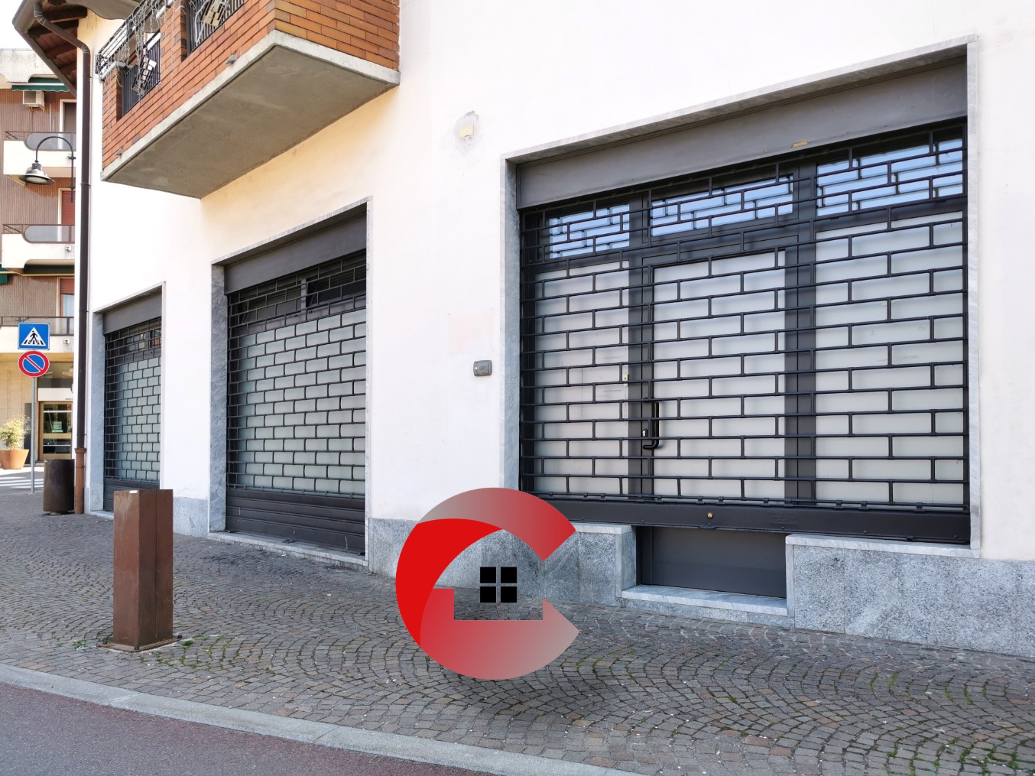 OSSONA: UFFICIO IN CENTRO CON TRE VETRINE € 500