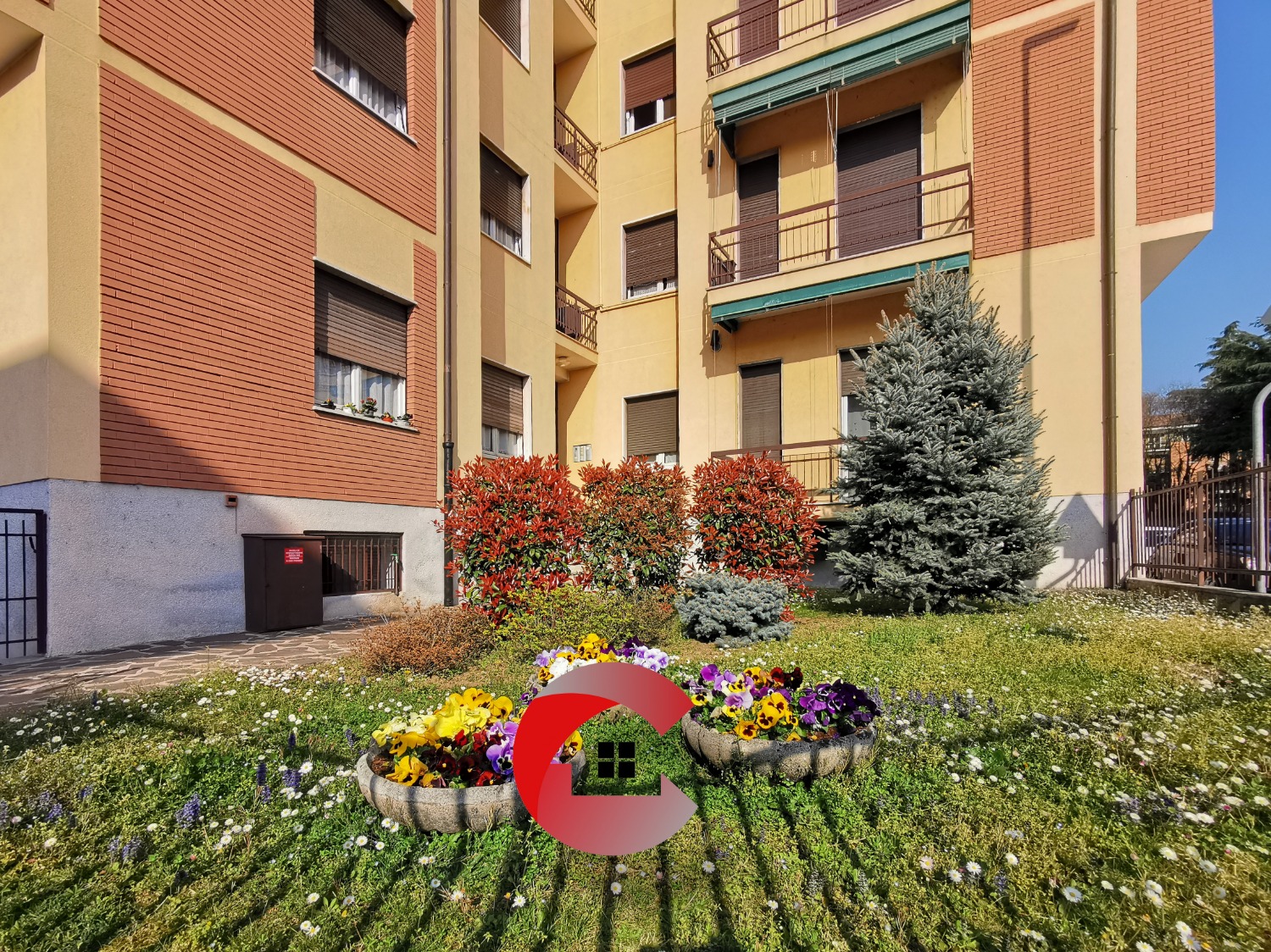 MAGENTA: 3 LOCALI IN CENTRO + BOX € 199.000