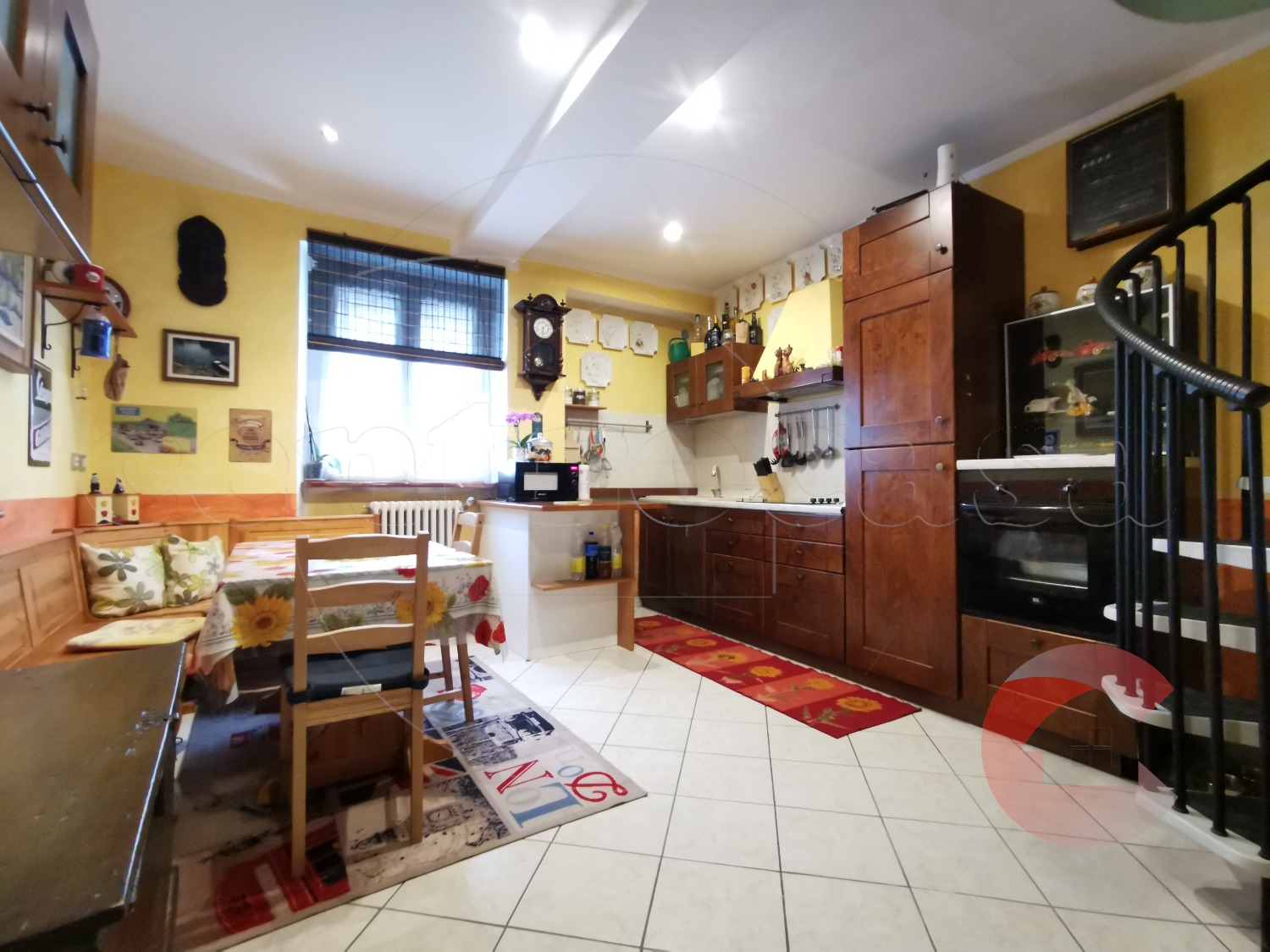 VITTUONE: CASA DI CORTE SU 2 LIVELLI + BOX € 94.000