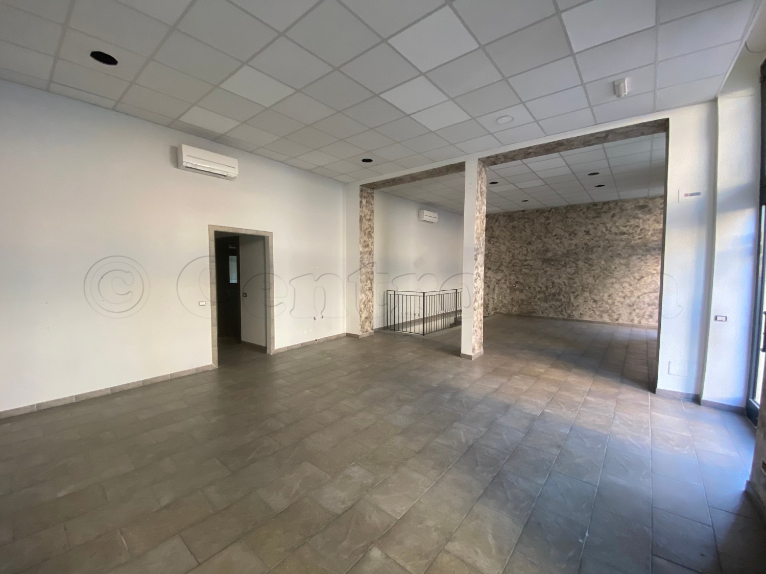 MAGENTA: NEGOZIO CON 3 VETRINE € 1.100