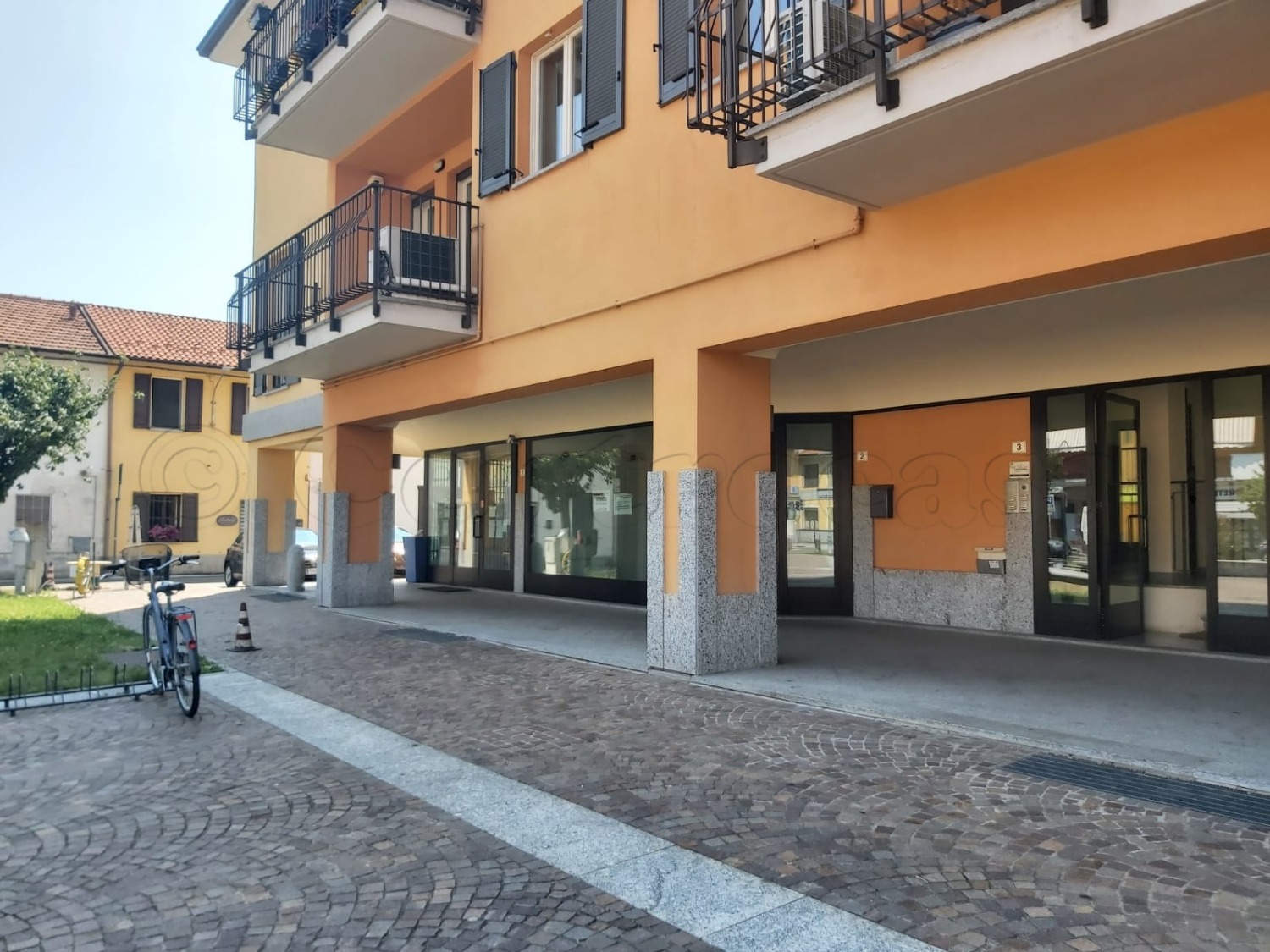 SANTO STEFANO TICINO: NEGOZIO OPEN SPACE € 80.000