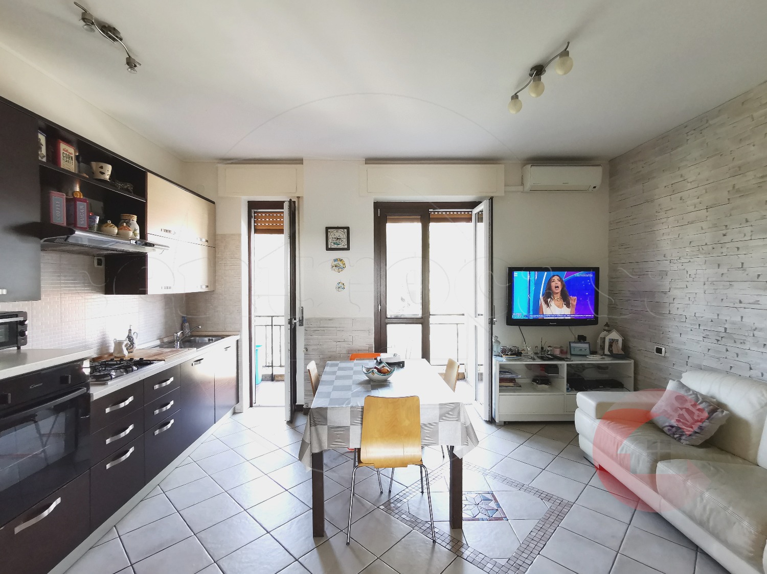 MAGENTA: TRILOCALE RITRUTTURATO + BOX E CANTINA  € 118