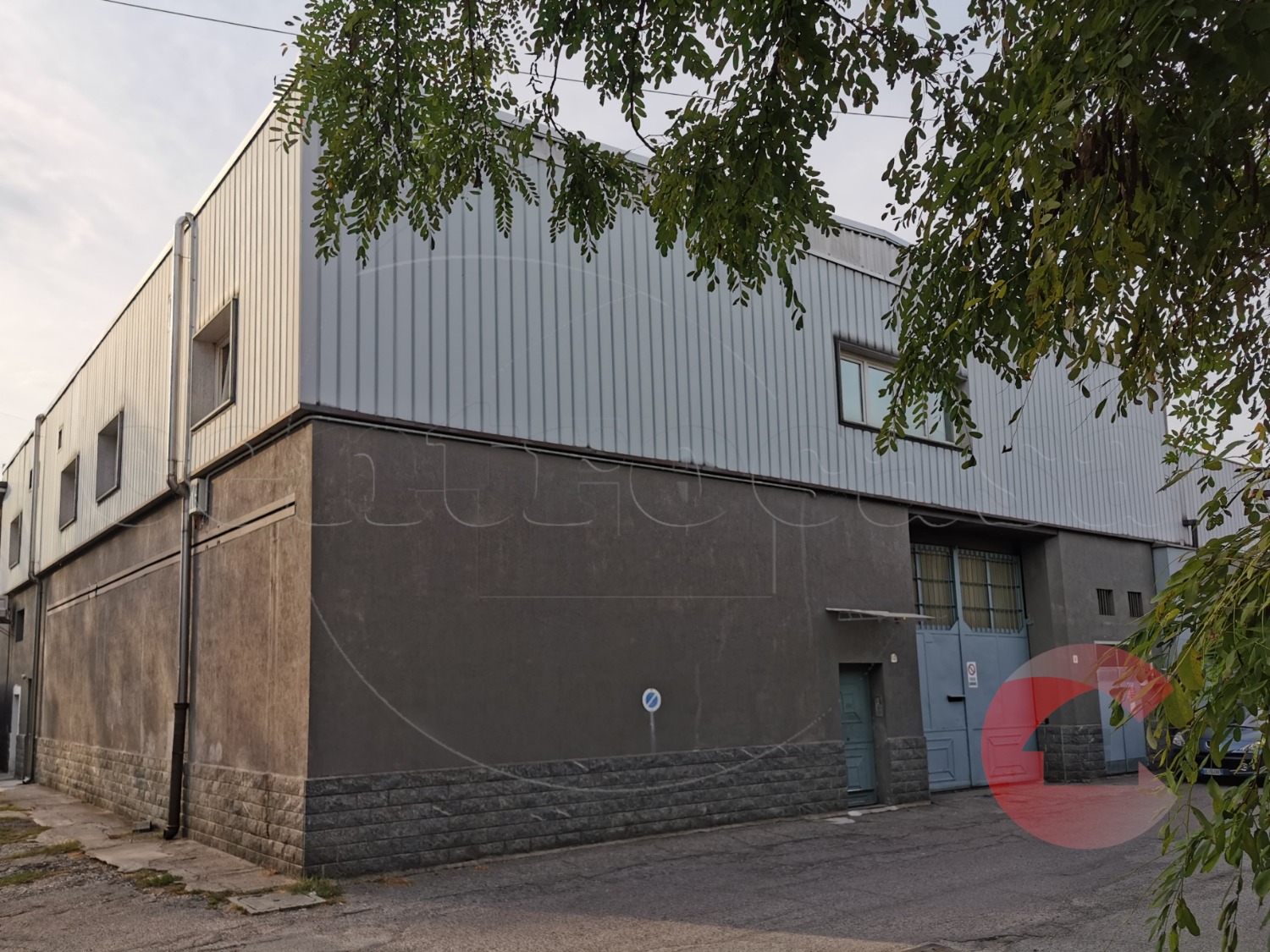 MAGENTA: MAGAZZINO 105 MQ € 450