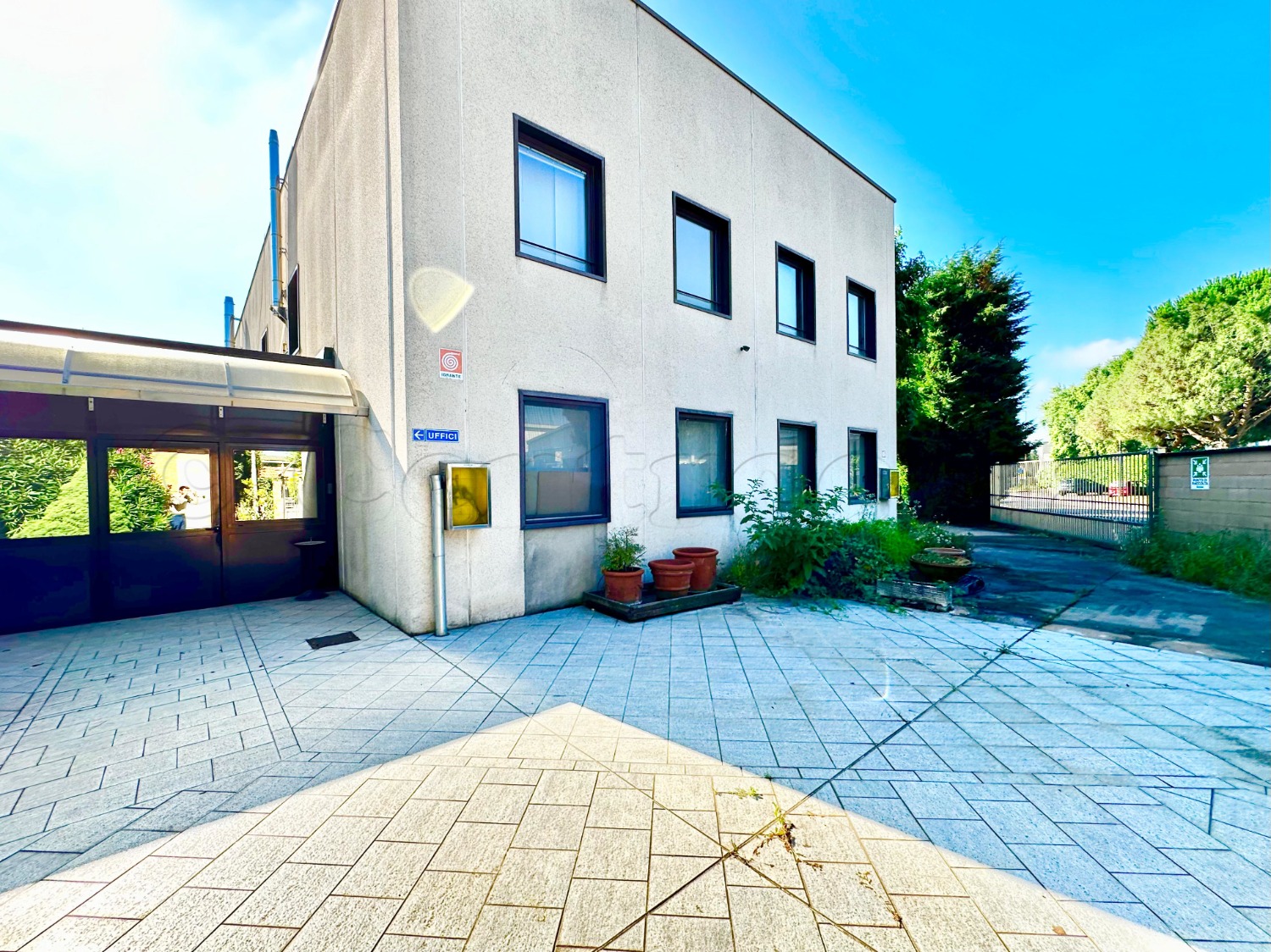 SANTO STEFANO TICINO: CAPANNONE + UFFICI € 2.100.000
