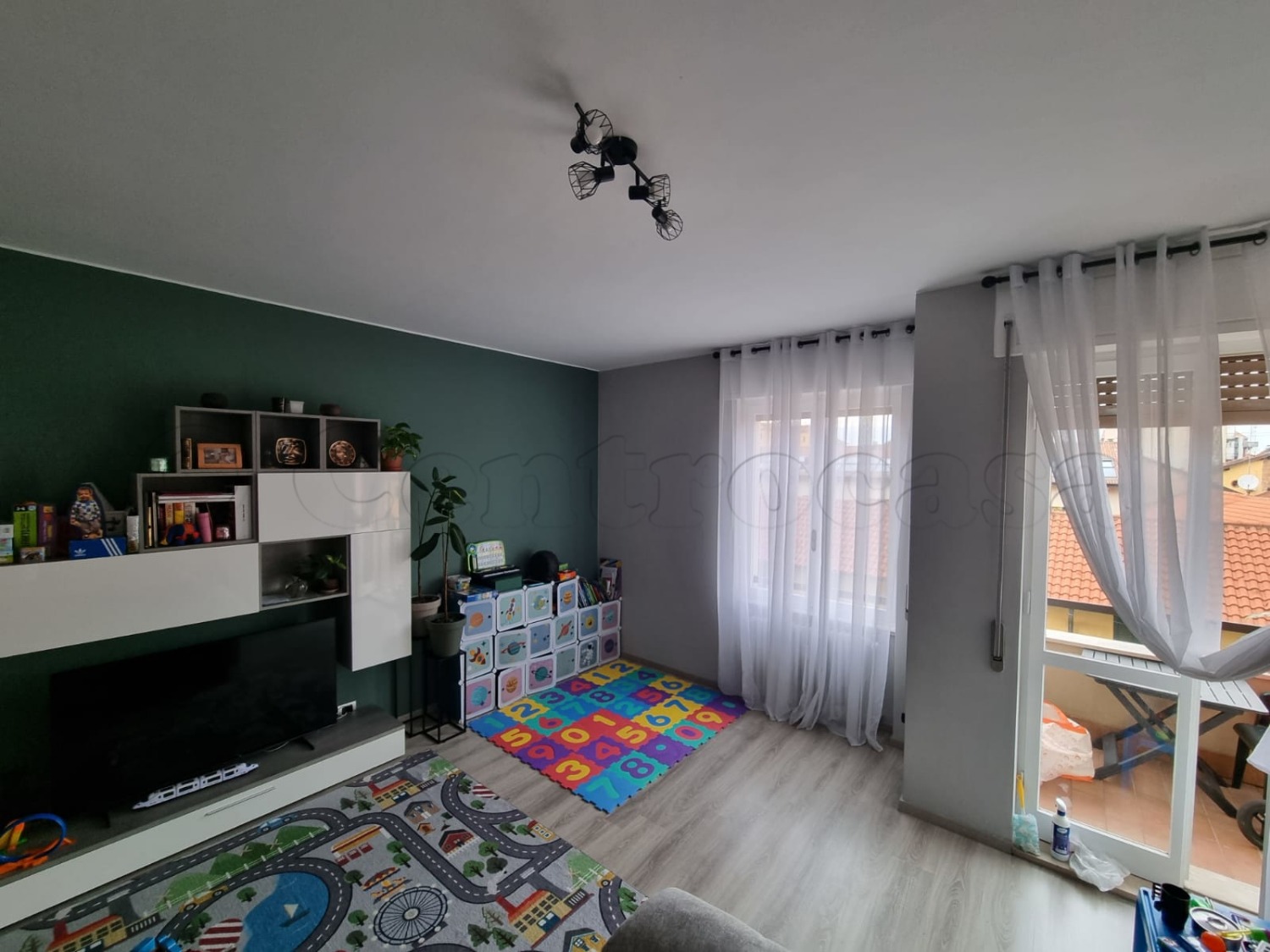 MAGENTA: 3 LOCALI + BOX € 650