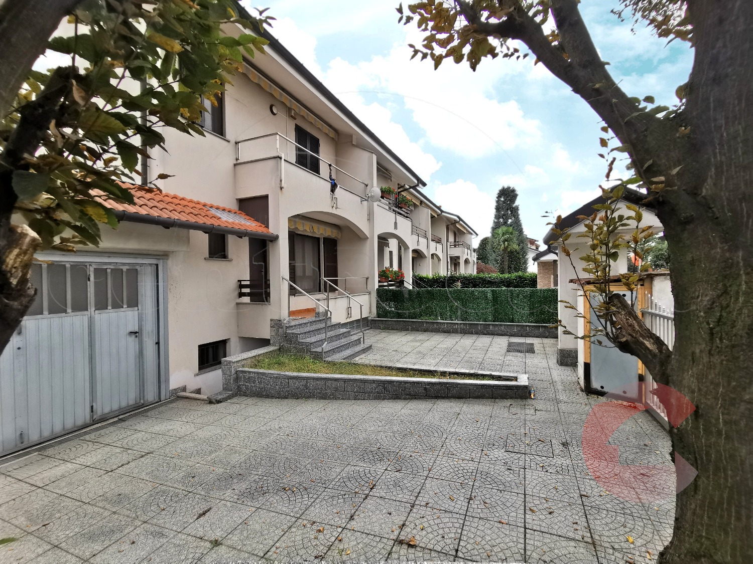 CASOREZZO: VILLA CON GIARDINO PRIVATO € 280.000