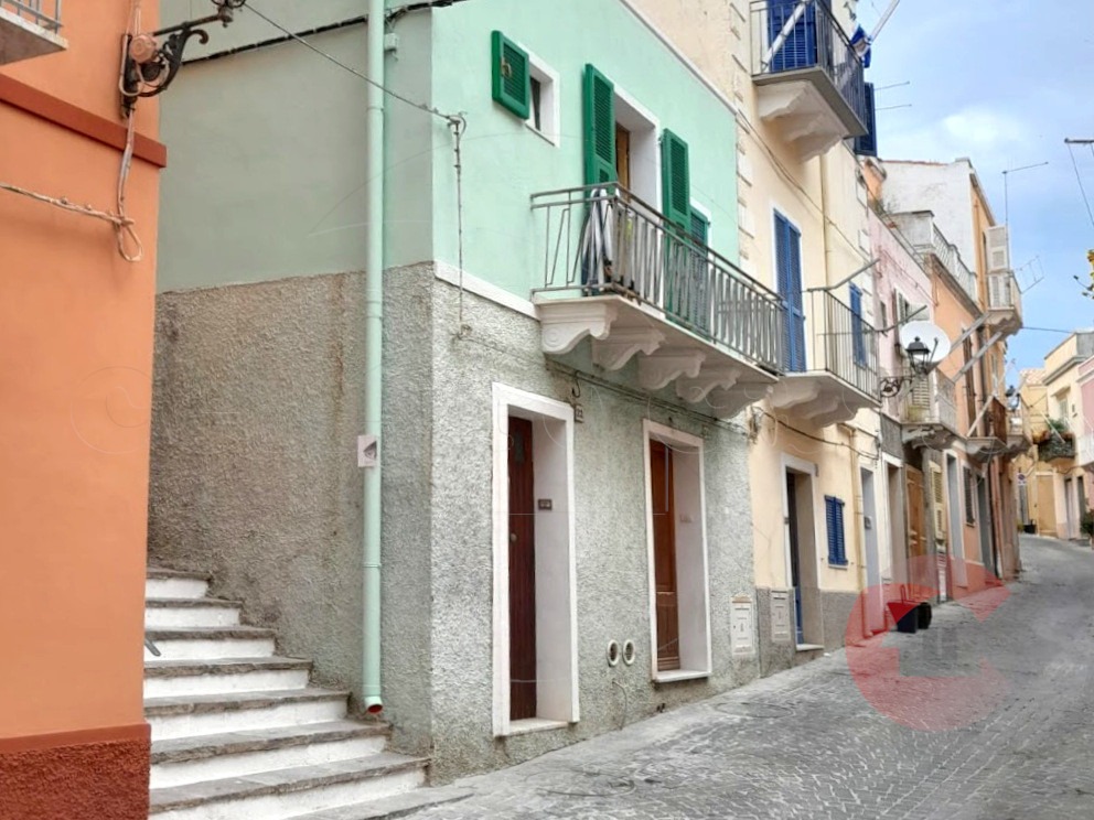 CARLOFORTE: TRILOCALE CON BALCONE € 125.000