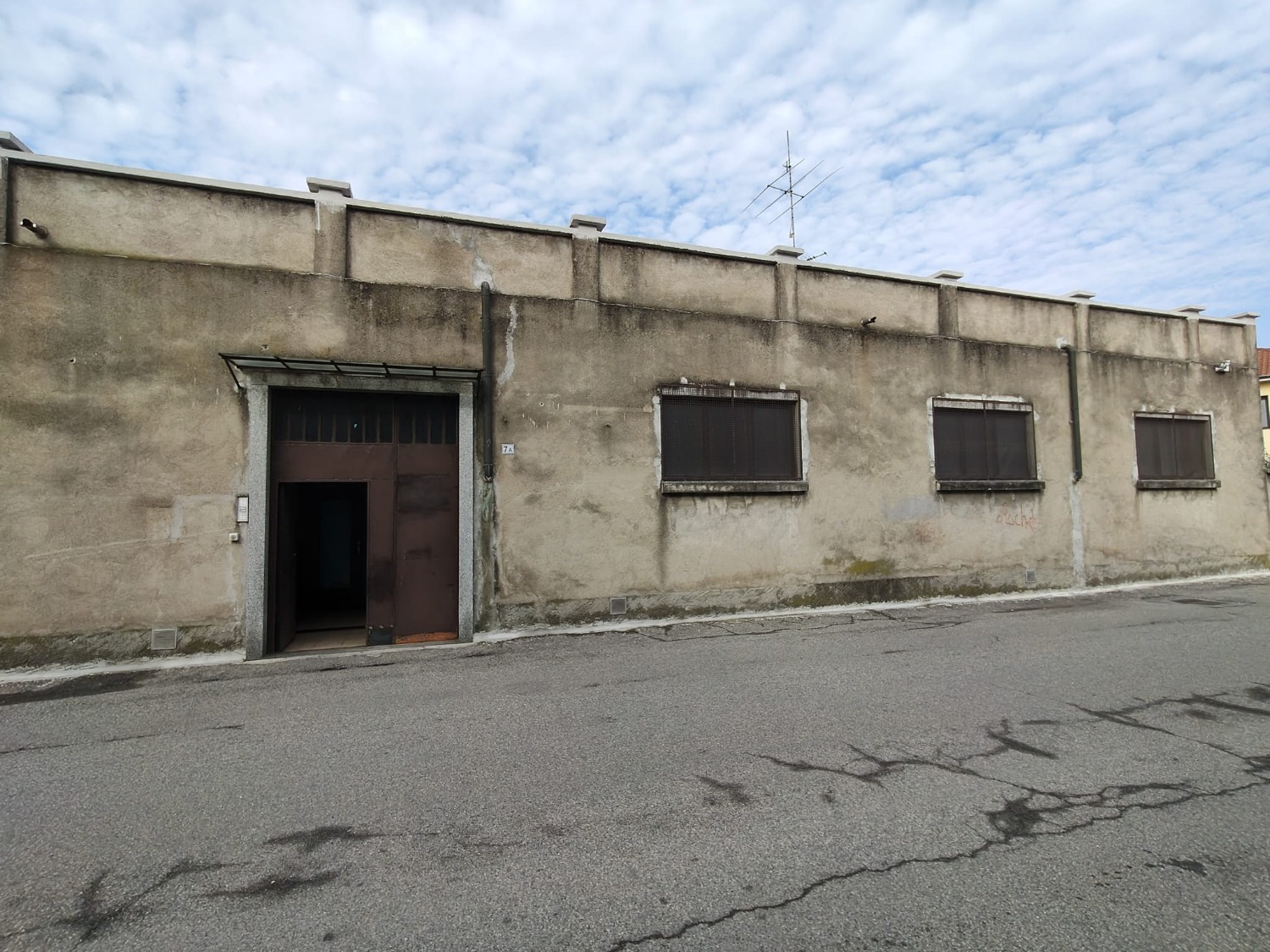 MAGENTA: CAPANNONCINO ARTIGIANALE € 600