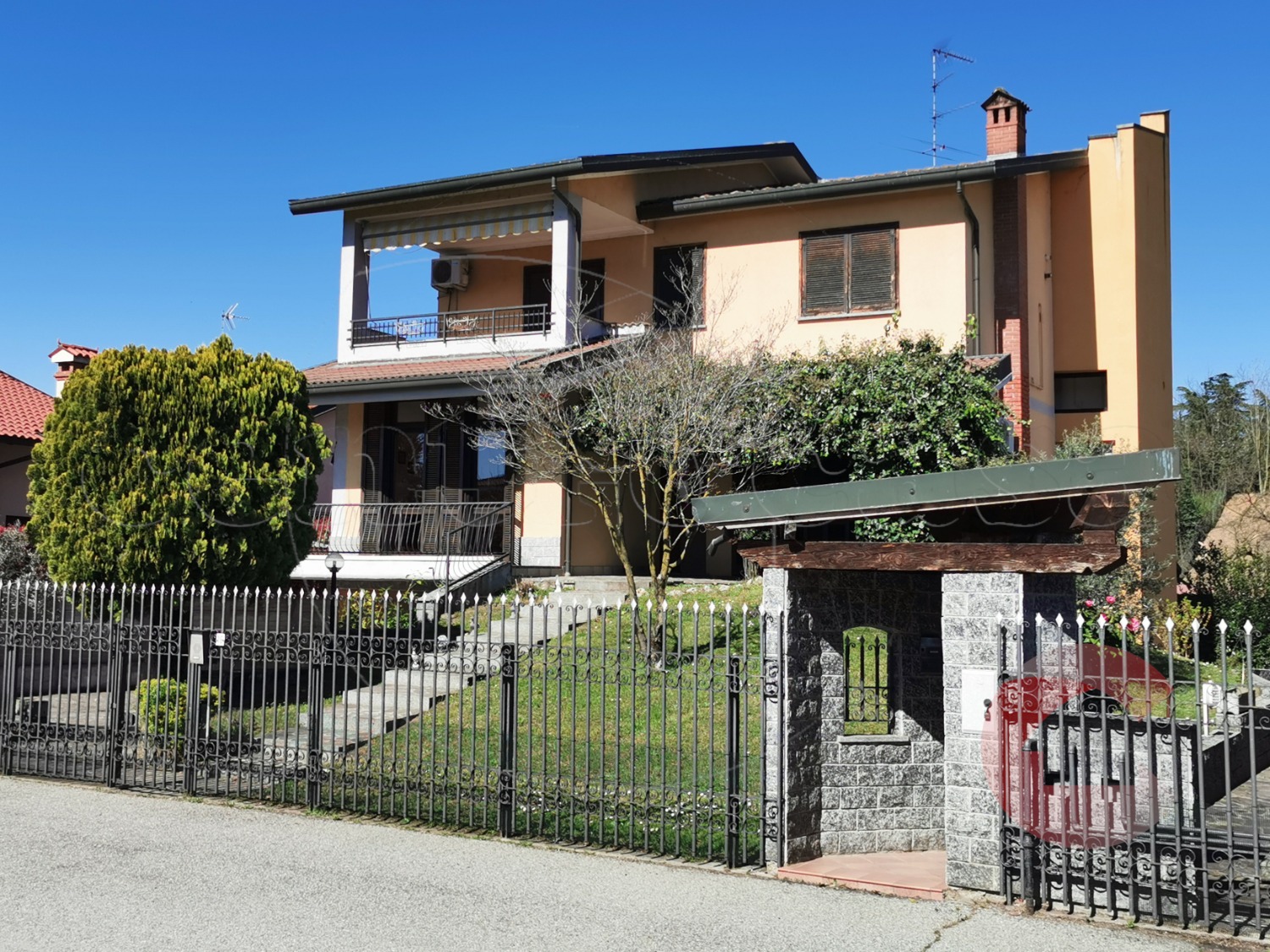 BERNATE TICINO: SPLENDIDA VILLA BIFAMILIARE € 359.000