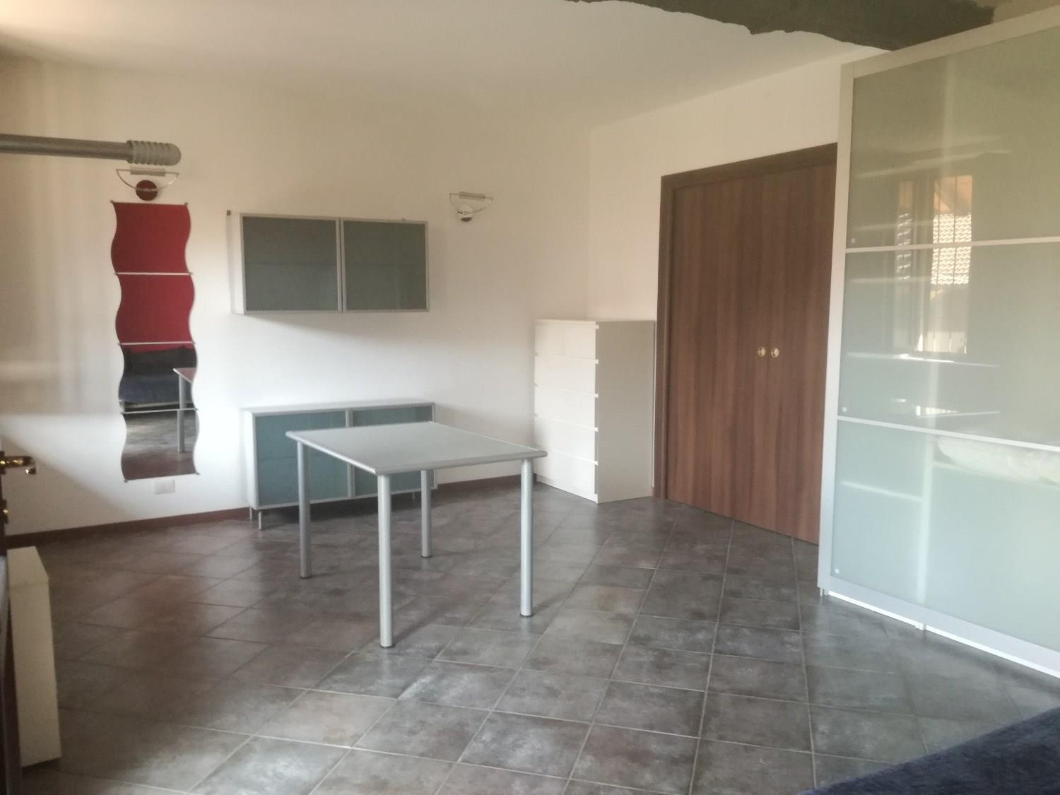 MAGENTA: IN CENTRO MONOLOCALE IN CORTE ARREDATO € 450