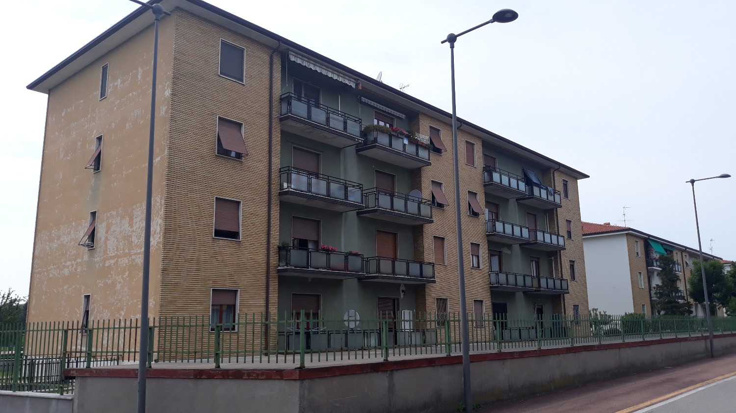 MAGENTA:  3 LOCALI + CANTINA + BOX € 95.000