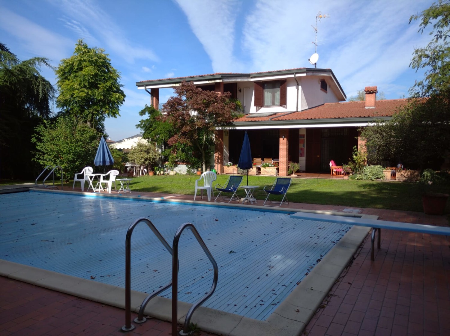 ROBECCO S/N: VILLA CON GIARDINO E PISCINA € 950.000