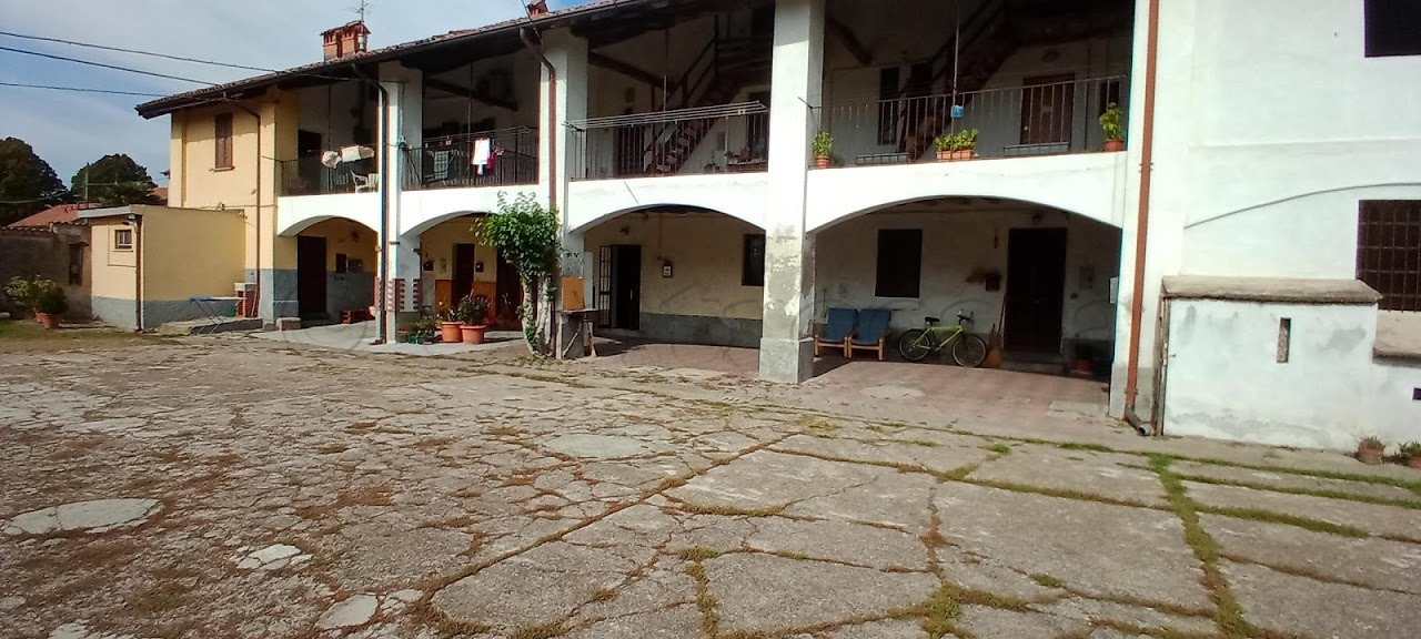 ROBECCO S/N: BILOCALE IN CORTE CON BOX € 35.000