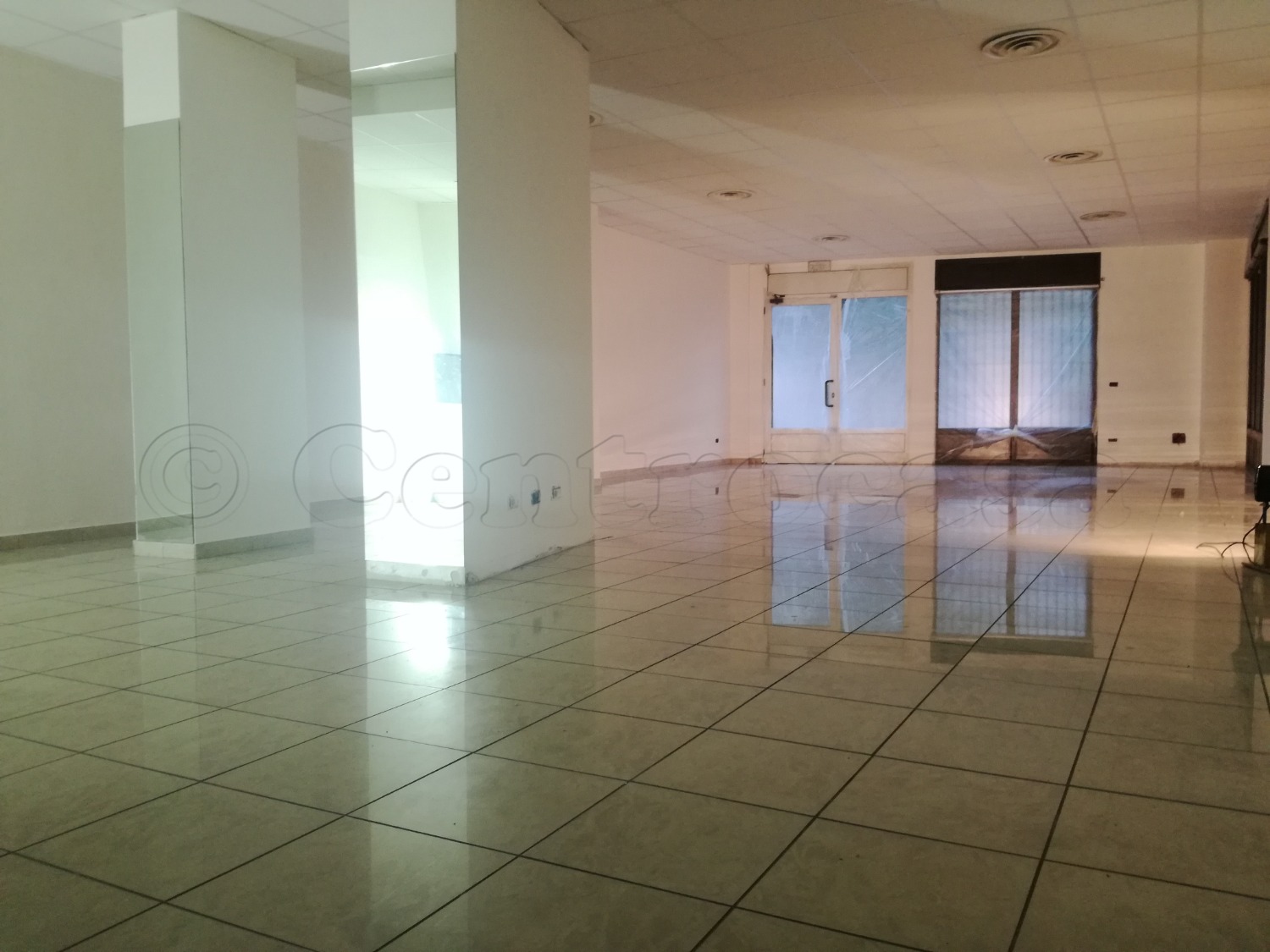 CORBETTA: NEGOZIO + 2 VETRINE FRONTE STRADA € 1.150