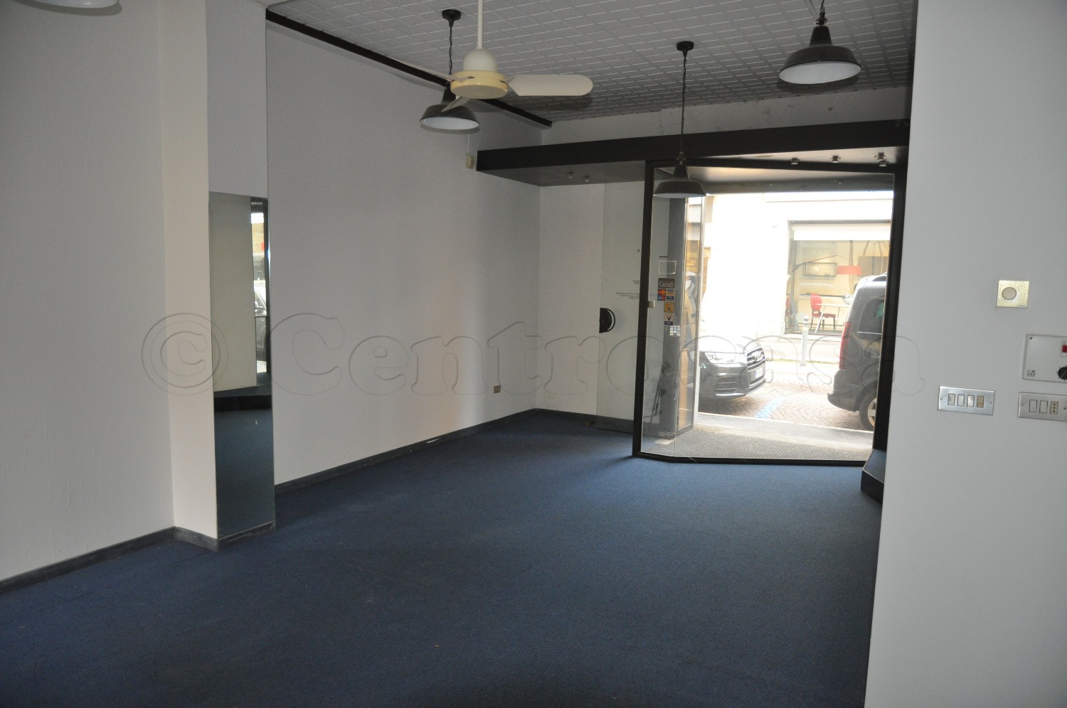 MAGENTA: IN VIA CENTRALE NEGOZIO CON VETRINA € 650