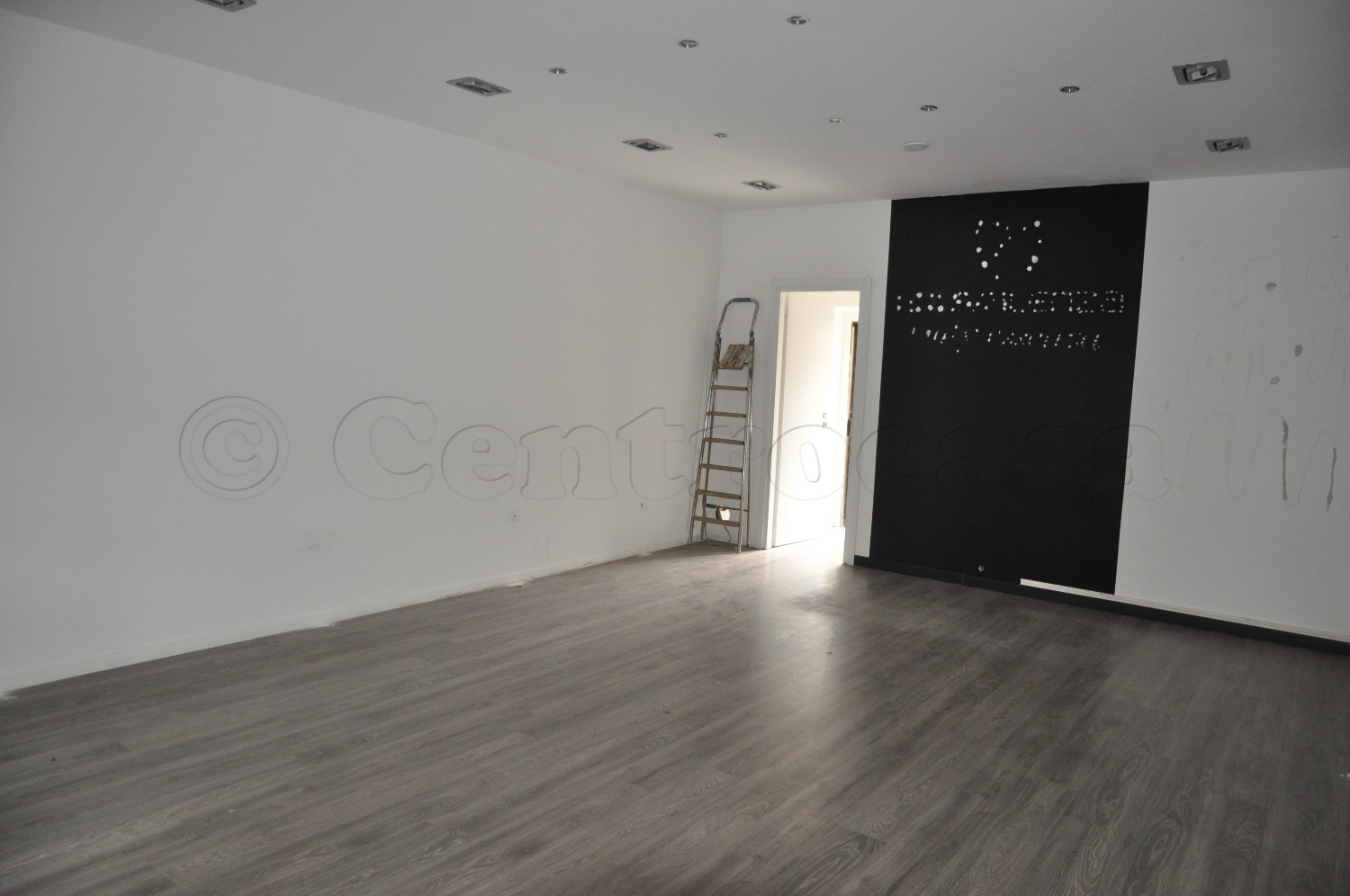 MAGENTA: IN VIA CENTRALE NEGOZIO CON VETRINA € 650