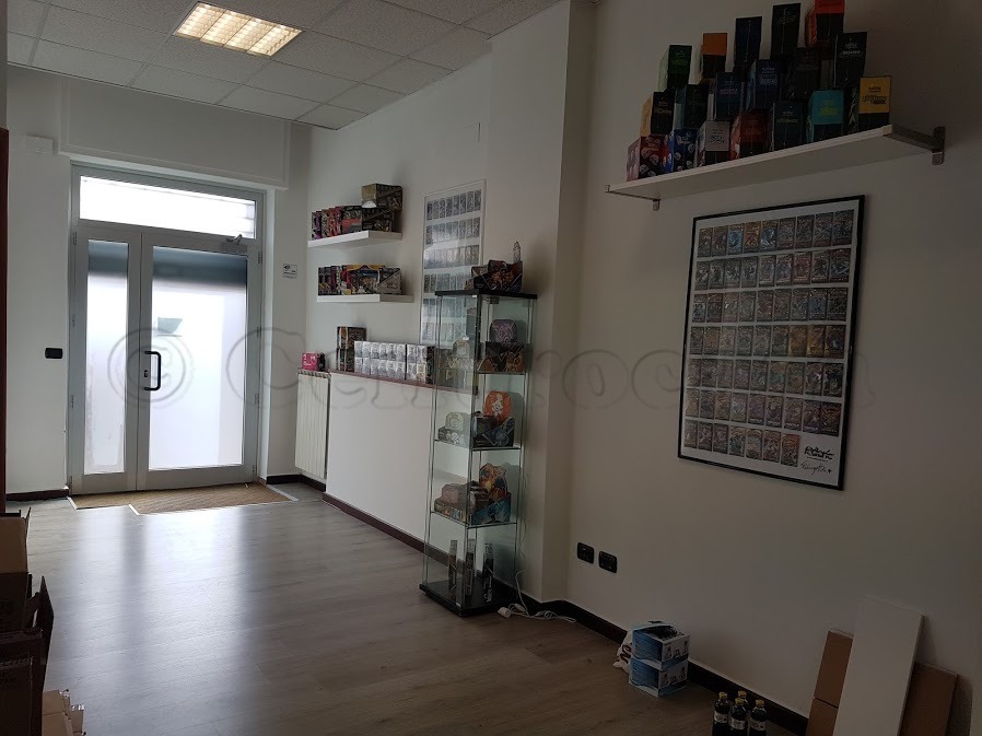 MAGENTA: IN CENTRO NEGOZIO/UFFICO CON 2 VETRINE € 700