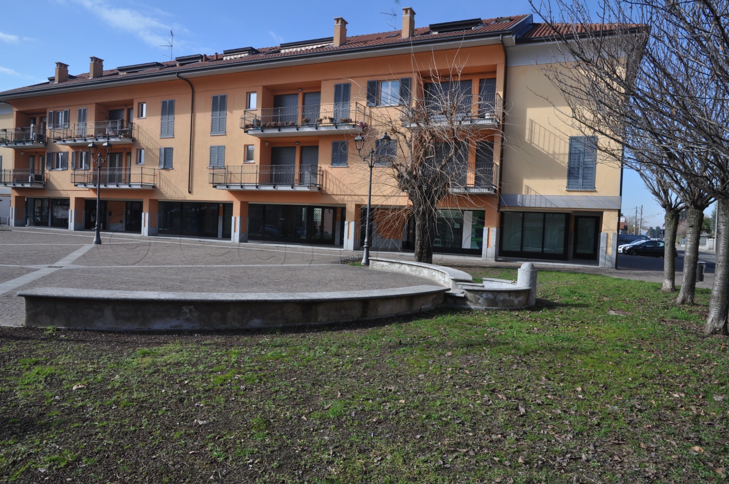 S.STEFANO TICINO: NEGOZIO C/VETRINA IN CENTRO € 650