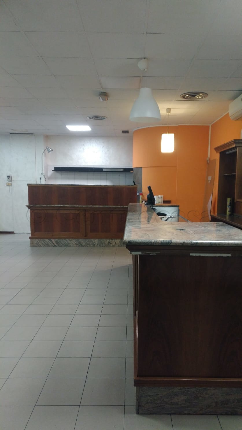 CORBETTA: IN CENTRO NEGOZIO CON 3 VETRINE € 1.100