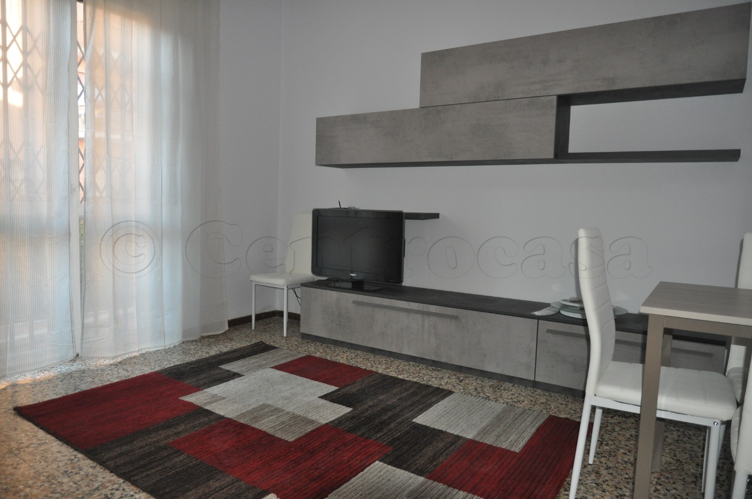 MAGENTA: CENTRALISSIMO 3 LOCALI ARREDATO € 600