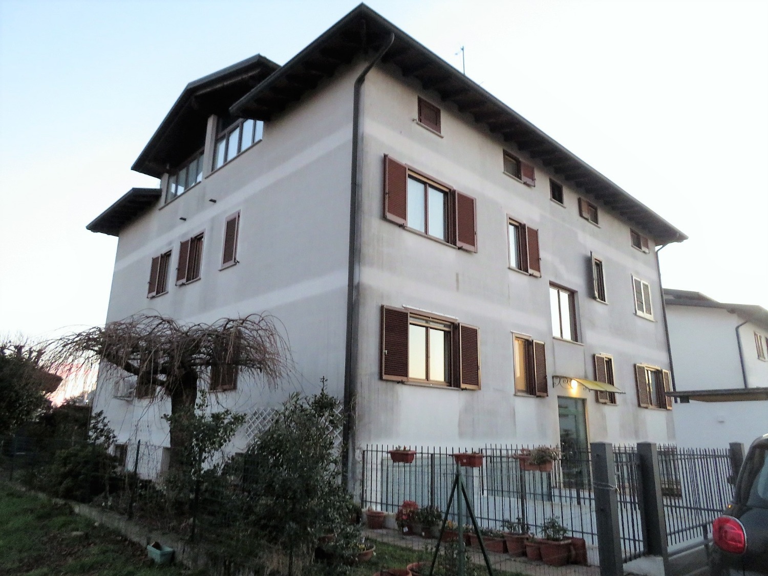 T301 OLEGGIO - 3LOCALI+SERVIZI+BOX DOPPIO CON GIARDINO