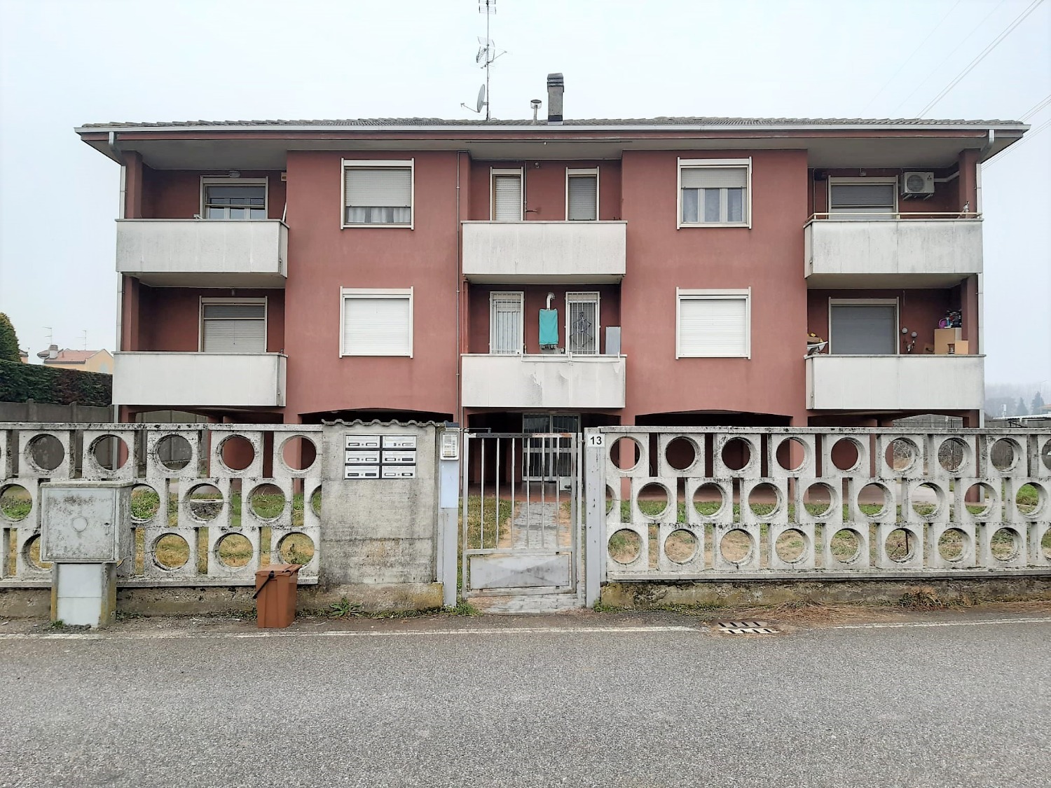 T201 BIANDRATE - MONOLOCALE+SERVIZI CON CUCNA SEPARATA