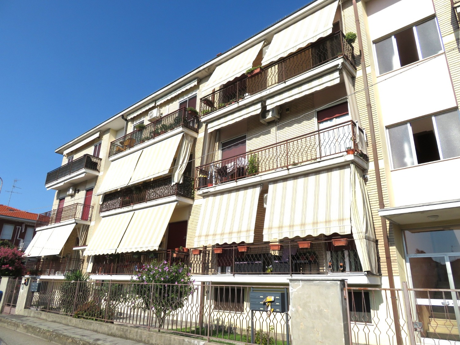 T307 TRECATE - 3LOCALI+SERVIZI+BOX