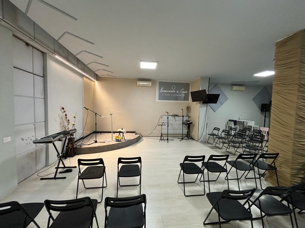 NA401 GALLIATE - AMPIO NEGOZIO CON 2 VETRINE