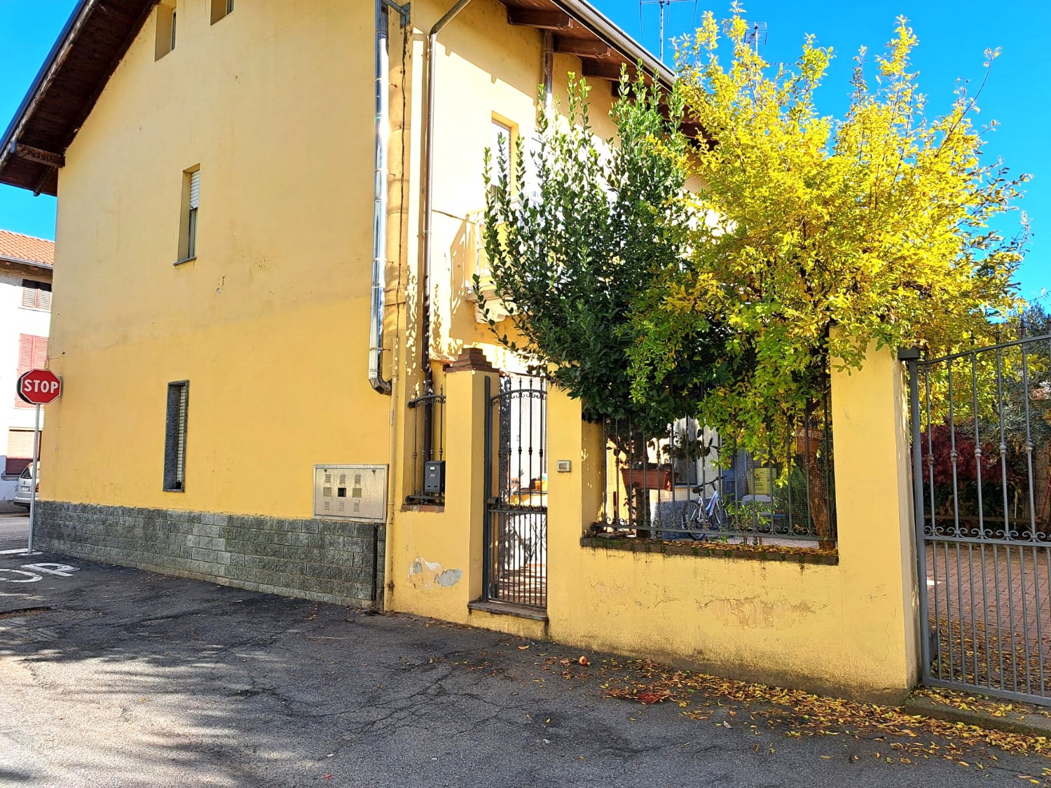 T302 VESPOLATE - 3LOCALI+SERVIZI+CORTILE PRIVATO