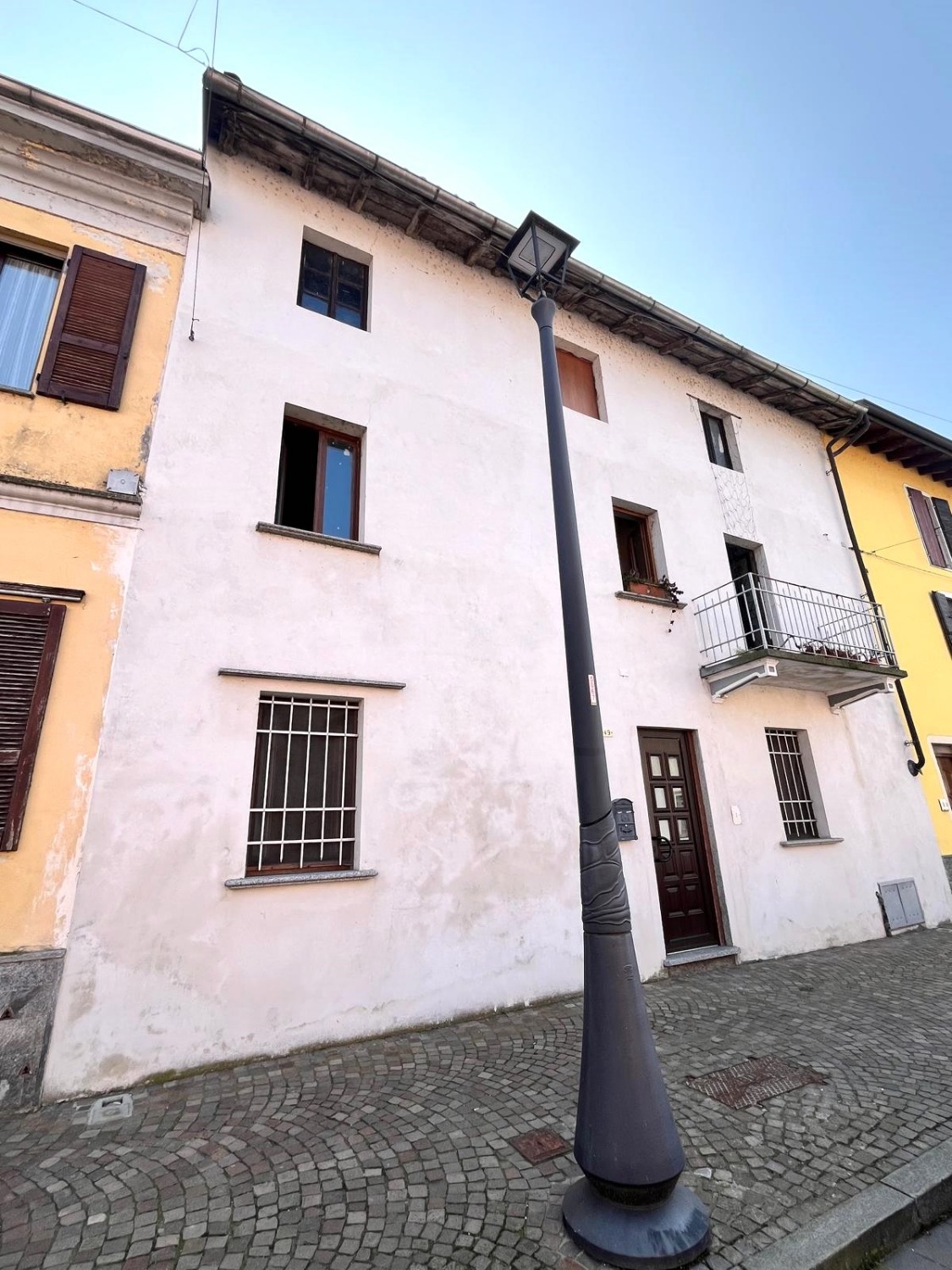 T601 BIANDRATE - CASA DI CORTE TRIFAMILIARE+BOX+GIARD