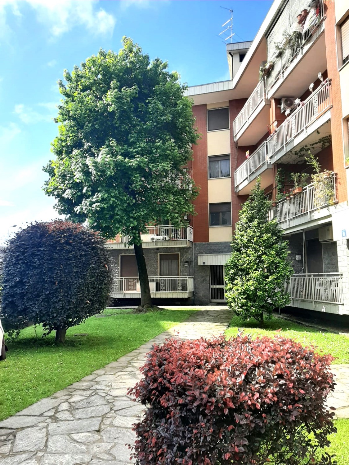 T205 PORTA MORTARA - 2LOCALI+SERVIZI+POSS.BOX