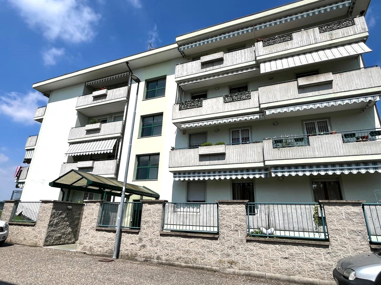 T306 - TRECATE - 3LOCALI+2SERVIZI+BOX