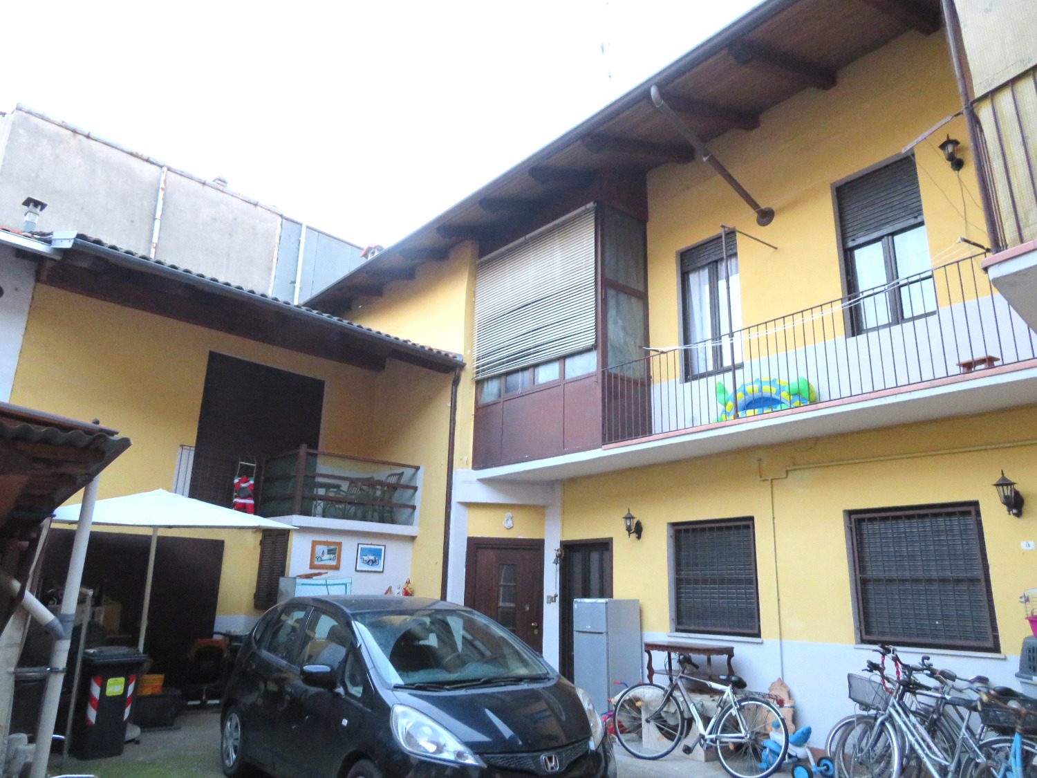 T403 GALLIATE - CASA DI CORTE BIFAMILIARE CON CORTILE 