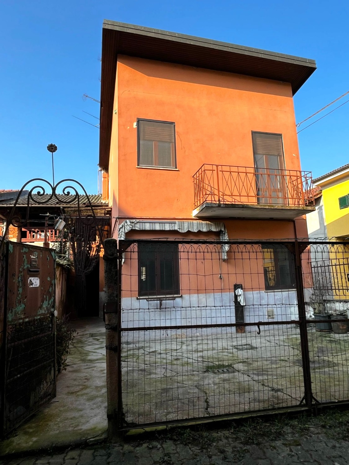T304 BORGOLAVEZZARO - CASA INDIPEND. CON CORTILE PRIV.