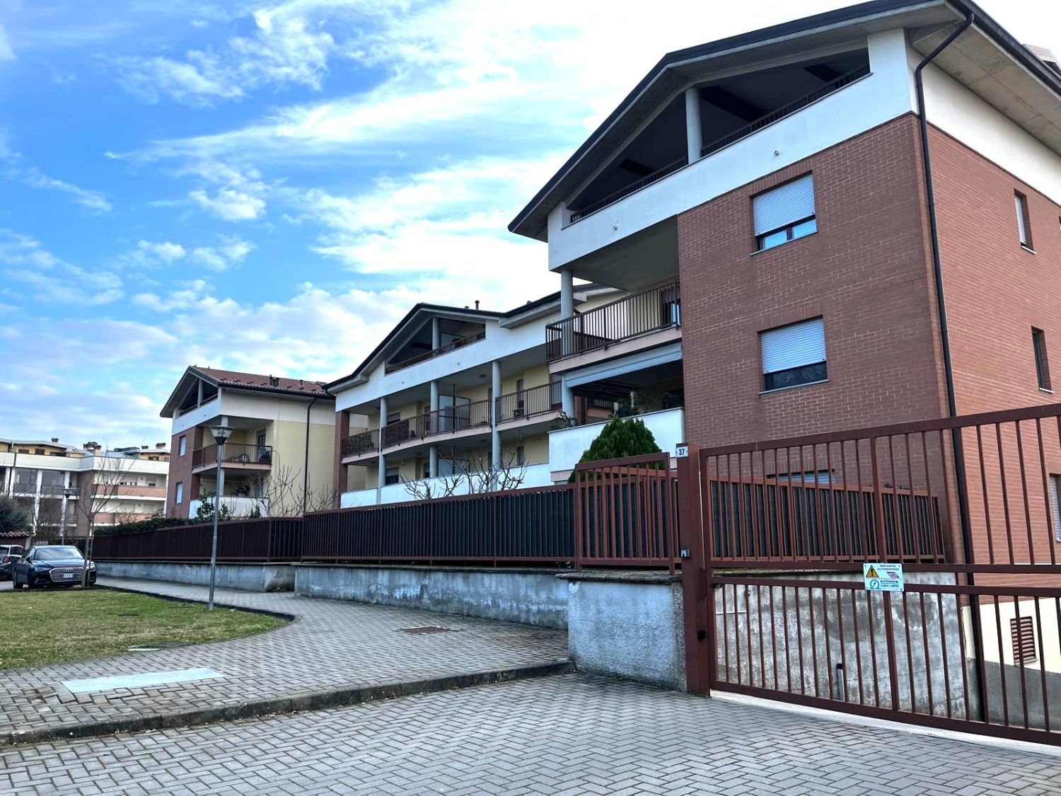 T301 SANTA RITA - 3LOCALI+2SERV+GIARD.+BOX DOPPIO