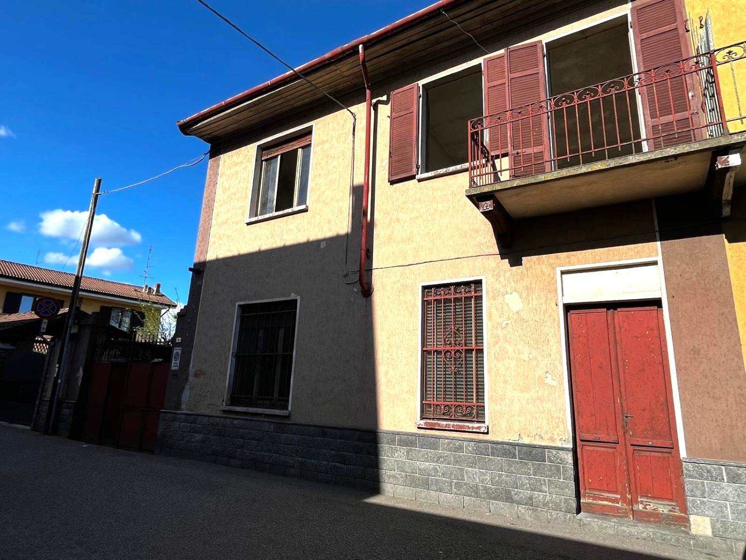T318 PERNATE - CASA SEMI-INDIP. CON  CORTILE BIFAMIL.