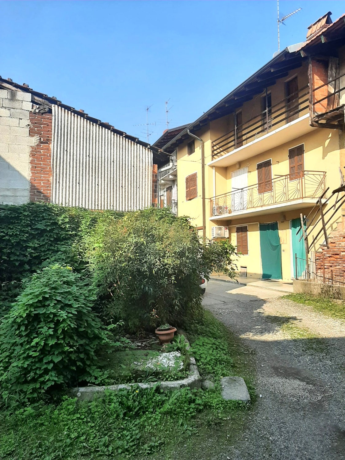 T408 CASA DI CORTE CON 2 BOX DOPPI