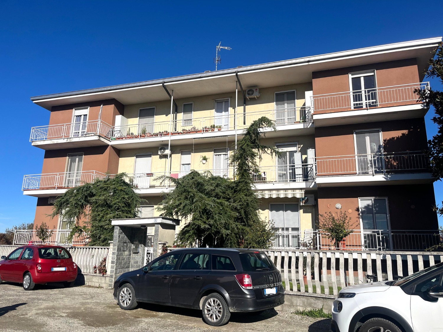 T303 BORGOLAVEZZARO - 3LOCALI+SERVIZI+2BOX