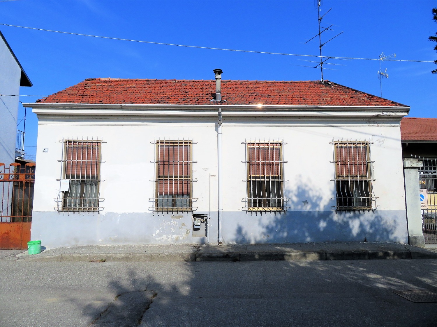 T312 TRECATE - CASA INDIPENDENTE CON GIARDINO SU 4 LATI